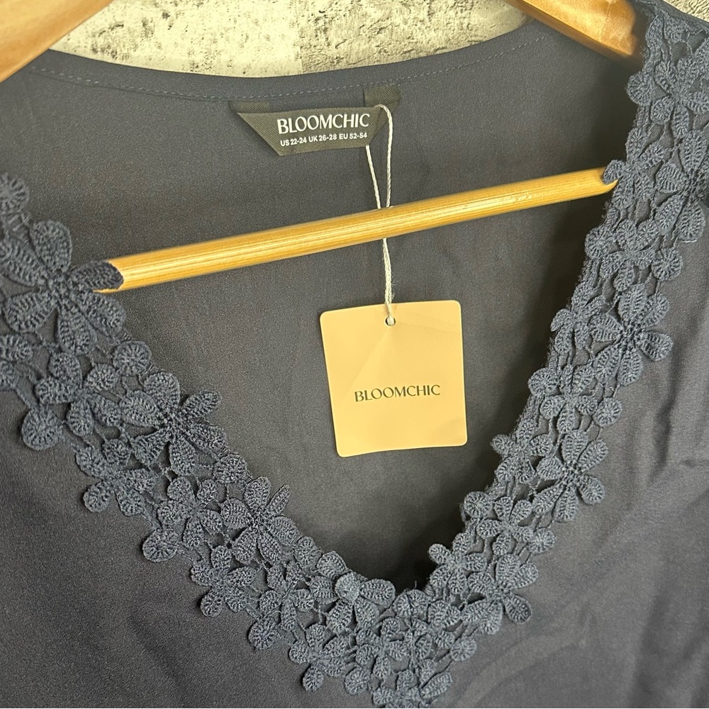 NWT EUC BloomChic Navy V-Neck Top with Lace Trim Size 22-24 - Picture 5 of 10